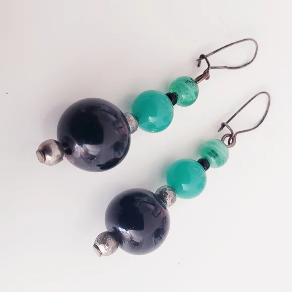 Elegant Green and Black Glass Beaded Dangly Earrings - Picture 4 of 7